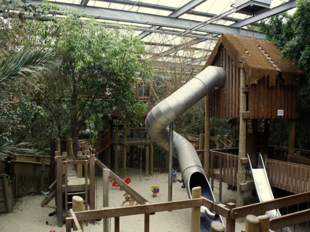 Kinderen spelen in de overdekte speeltuin met glijbanen in de Bamboo Jungle van Zoo Veldhoven