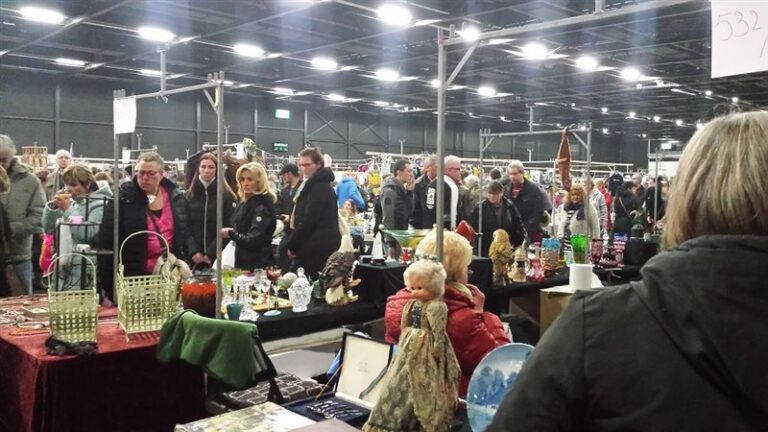 Super Snuffelmarkt in Veldhoven — rommel-en-vlooienmarkt in Veldhoven